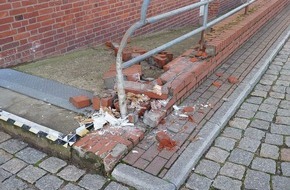 Polizeidirektion Lübeck: POL-HL: Lübeck - St. Gertrud / Zeugenaufruf: Mauer von Dienstgebäude bei Verkehrsunfall beschädigt