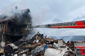 Feuerwehr Stuttgart: FW Stuttgart: Zwischenmeldung - Großbrand nach Explosion in Stuttgart-West - eine Person vermisst