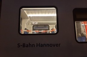 Bundespolizeiinspektion Hannover: BPOL-H: Zeugen gesucht; Unbekannte Täter bewerfen und beschädigen zwei Züge bei voller Fahrt mit Gegenständen