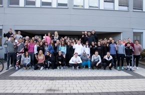 Urlaubsguru GmbH: UNIQ-Mitarbeiter feiern den Tag der Jogginghose