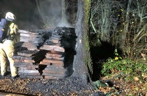 Polizei Mettmann: POL-ME: Brand eines Holzstapels - die Polizei ermittelt - Wülfrath - 2011110