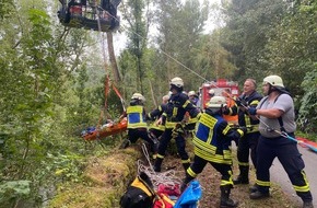 Freiwillige Feuerwehr Olsberg: FF Olsberg: Radfahrer stürzt 8 Meter in die Tiefe - Lebensgefahr