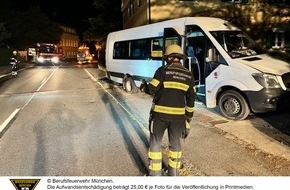 Feuerwehr München: FW-M: Lichtmast umgefahren (Untermenzing)