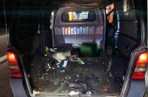 Bundespolizeidirektion München: Bundespolizeidirektion München: 20 Personen in einem Mercedes Vito: Schleuser festgenommen