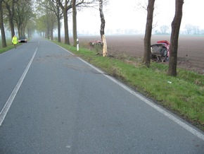 POL-WL: Pkw prallt gegen Baum und reißt auseinander, Fahrerin tot