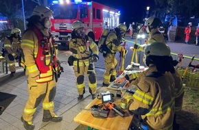 Feuerwehr Bergisch Gladbach: FW-GL: Brand in Patientenzimmer eines Krankenhauses in Bergisch Gladbach löst Großeinsatz für die Feuerwehr aus