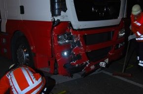 Polizeiinspektion Nienburg / Schaumburg: POL-NI: Schwerer Unfall - Motorradfahrer missachtet Vorfahrt eines LKW -Bild im Download-