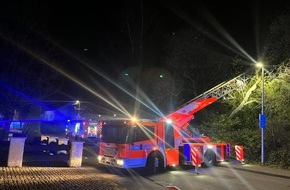 Feuerwehr Bergisch Gladbach: FW-GL: Wohnhausbrand und weitere Einsätze bescheren der Feuerwehr Bergisch Gladbach eine schlaflose Nacht