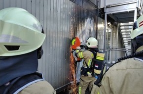 Freiwillige Feuerwehr Lehrte: FW Lehrte: Feuer unter Schulcontainer