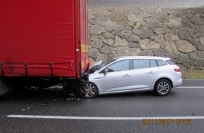 Polizeipräsidium Freiburg: POL-FR: Lörrach/Rheinfelden: Verkehrsunfall auf der A98 - Autofahrer fährt auf stehenden Lkw