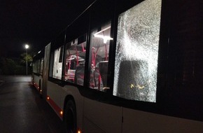 Kreispolizeibehörde Rhein-Kreis Neuss: POL-NE: Busse während der Fahrt beschädigt - Polizei hat die Ermittlungen aufgenommen