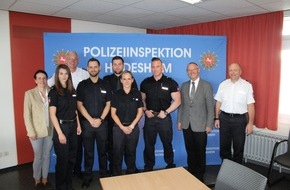 Polizeidirektion Göttingen: POL-GOE: Polizeipräsident Uwe Lührig belobigt Beamtinnen und Beamten der Polizeiinspektion Hildesheim für Einsatz außerhalb der Dienstzeit