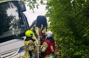 Feuerwehr Ratingen: FW Ratingen: Linienbus auf Waldweg von Fahrbahn abgekommen