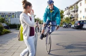 HUK-COBURG: Tipps für den Alltag / Urteil: Zu spät gebremst / Fußgänger muss nicht mithaften, wenn Radfahrer nicht aufpasst (BILD)