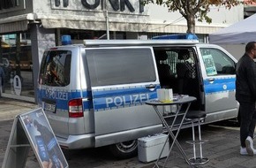 Polizei Düren: POL-DN: "Riegel vor! Sicher ist sicherer." - Polizei Düren und Verbraucherzentrale informieren auf dem Herbstmarkt über Einbruchschutz