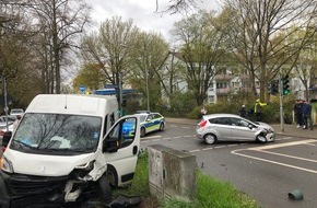 Polizeidirektion Worms: POL-PDWO: Verkehrsunfall mit Verletzten - Alzeyer Straße kurzzeitig voll gesperrt