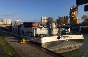 Polizei Münster: POL-MS: Spektakulärer Schiffsunfall mit glimpflichen Ausgang auf dem Dortmund-Ems-Kanal - Binnenfrachter rammt Gerüst an Straßenbrücke