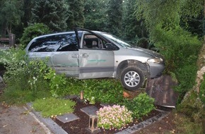 Polizei Hagen: POL-HA: Auto kommt nach Unfallflucht in Haspe auf Gräbern zum Stehen - Zeugen gesucht