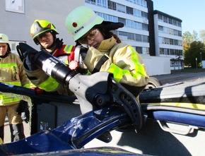 KFV Bodenseekreis: Gemeinsame Weiterbildung von Werkfeuerwehr Airbus und Feuerwehr Markdorf in technischer Unfallrettung