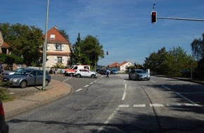 Polizeidirektion Kaiserslautern: POL-PDKL: Verkehrsunfall mit erheblichem Sachschaden an LZA, beide Fahrerinnen leicht verletzt