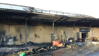 Polizeiinspektion Hameln-Pyrmont/Holzminden: POL-HM: Feuer zerstört Vordach einer Lagerhalle