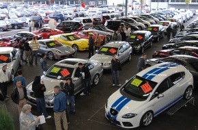 Auto Discount Uster AG: Tausende feiern Eröffnung - Einweihung des neuen Autocenters fast ein Volksfest
