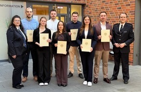 Hauptzollamt M&uuml;nster: HZA-MS: Hauptzollamt M&uuml;nster begr&uuml;&szlig;t Nachwuchskr&auml;fte Hauptzollamtsleiter Tobias Schreiber vereidigt sieben neue Anw&auml;rterinnen und Anw&auml;rter