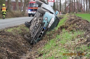Polizeiinspektion Wilhelmshaven/Friesland: POL-WHV: Verkehrsunfall in Varel- Pkw wurde von einer Windböe erfasst und blieb im Graben liegen