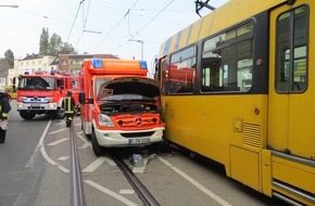 Feuerwehr Essen: FW-E: Rettungswagen der Feuerwehr kollidiert mit Straßenbahn