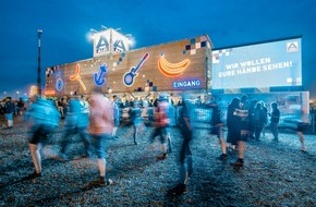 Unternehmensgruppe ALDI Nord: Fulminantes Comeback am Deich: ALDI Nord rockt 2022 wieder das DEICHBRAND Festival mit einer XXL Filiale