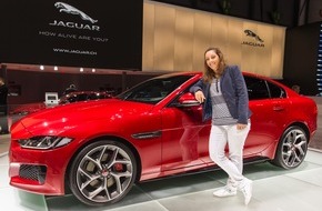 JAGUAR Land Rover Schweiz AG: Profigolferin Anaïs Maggetti schlägt auf dem Genfer Automobilsalon auf (BILD)