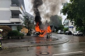 Feuerwehr Achern: FW Achern: PKW Brand droht auf Wohn- und Geschäftsgebäude überzugreifen