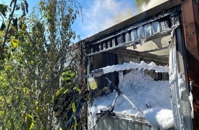 Feuerwehr Gelsenkirchen: FW-GE: Brennender Bürocontainer auf Brachgelände an der Almastraße in Gelsenkirchen-Ückendorf