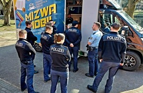 Bundespolizeiakademie: BPOL-AKAD: Jüdisches Leben zu Gast an der Bundespolizeiakademie: Studierende besuchen mobile Synagoge