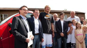 ING Deutschland: Bundeswirtschaftsminister Dr. Karl-Theodor zu Guttenberg und Dirk Nowitzki besuchen soziales Basketball-Projekt in Bamberg (Mit Bild)