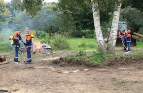 Freiwillige Feuerwehr Gemeinde Schiffdorf: FFW Schiffdorf: "Wasser marsch!" - auch unter Corona-Bedingungen: Nachwuchsbrandschützer üben für den Ernstfall