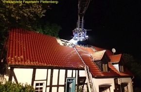 Feuerwehr Plettenberg: FW-PL: Dachstuhlbrand in denkmalgeschütztem Gebäude nach Blitzeinschlag im OT Plettenberg-Soen. Bewohner konnten sich rechtzeitig in Sicherheit bringen. Feuerwehrangehörigem wurde Auto aufgebrochen