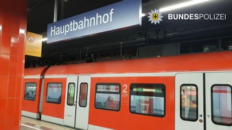 Bundespolizeidirektion München: Bundespolizeidirektion München: Betrunkener mit Schutzengel / Mann fällt ins Gleis und schläft ein