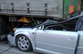Polizeiinspektion Hildesheim: POL-HI: Schwerer Verkehrsunfall auf der A 7 bei Hildesheim