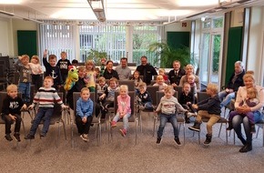 Polizeiinspektion Wilhelmshaven/Friesland: POL-WHV: Gewinnspiel zum 27. Puppenspielerfestival in Wilhelmshaven - 24 Kinder des Kindergarten "KIDS 24" erhielten am Montagvormittag eine Sondervorstellung (3 Fotos)