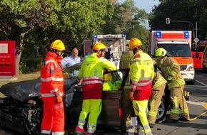 Feuerwehr Ratingen: FW Ratingen: Verkehrsunfall zwischen zwei PKW - Feuerwehr Ratingen im Einsatz