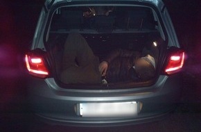 Bundespolizeiinspektion Flensburg: BPOL-FL: Fünf Männer im VW Polo - einer im Kofferraum