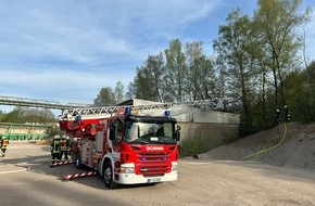 Feuerwehr Lennestadt: FW-OE: Feuerwehr auf Industriefläche beschäftigt Feuerwehr