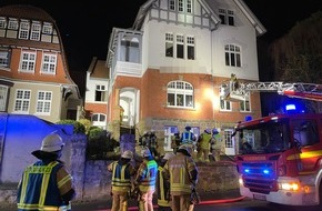 Freiwillige Feuerwehr Bad Salzuflen: FF Bad Salzuflen: Ein Mensch bei Wohnungsbrand in der Bad Salzufler Innenstadt verletzt / Feuerwehr ist mit 30 Einsatzkräften am Herforder Tor