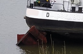 Polizeiinspektion Nienburg / Schaumburg: POL-NI: Nienburg: Ruderblatt verbogen - Binnenschiff darf nicht weiterfahren