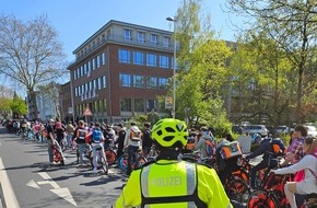 Polizei Düren: POL-DN: Bunter Abi-Korso zieht durch Düren - Polizei lobt disziplinierten Ablauf