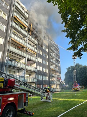 FW-Heiligenhaus: Wohnungsbrand im fünften Obergeschoss eines großen Mehrfamilienhauses in Heiligenhaus Unterilp