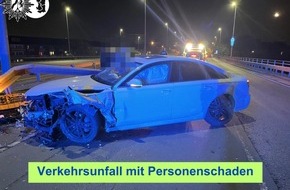 Polizei Duisburg: POL-DU: Altstadt: Audi kollidiert beim Überholvorgang mit Leitplanke - zwei Leichtverletzte