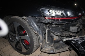 Polizeidirektion Kaiserslautern: POL-PDKL: Fahrzeug auf Parkplatz beschädigt, Zeugen gesucht