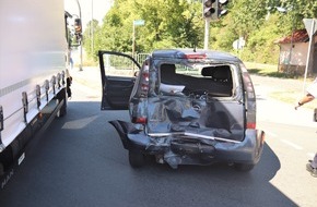 Kreispolizeibehörde Höxter: POL-HX: LKW fährt auf wartenden Opel auf